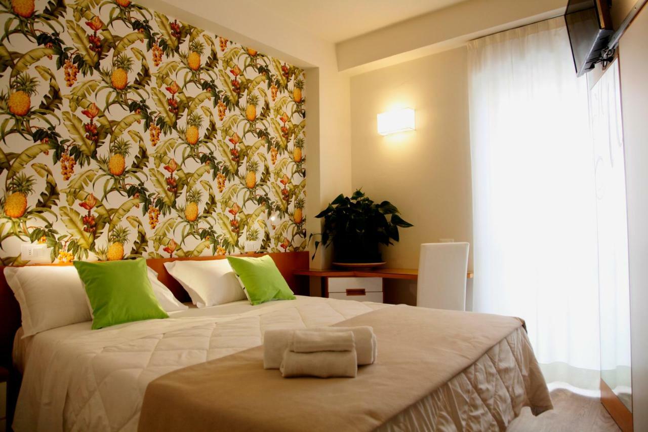 Hotel Montecarlo - Vista Mare Con Piscina & Area Fitness Riccione Buitenkant foto